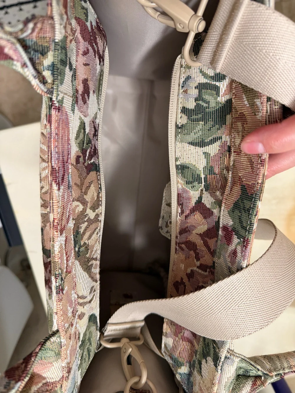 Beis floral tote - Picture 7 of 10